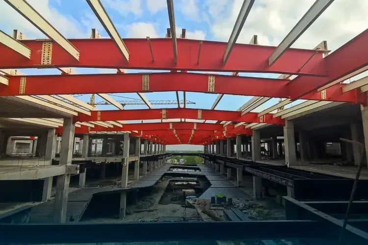 Red long-span roof beams over the retail halls of Citadium Rasht under construction
